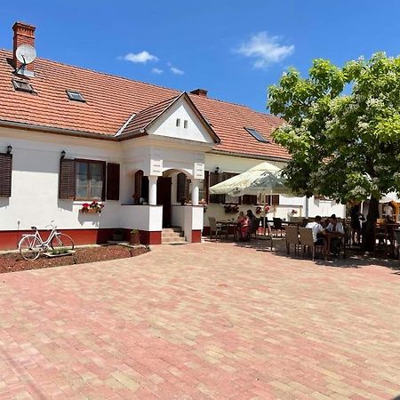Noble'S Panzio Es Etterem Bed and Breakfast Nemesnép Εξωτερικό φωτογραφία