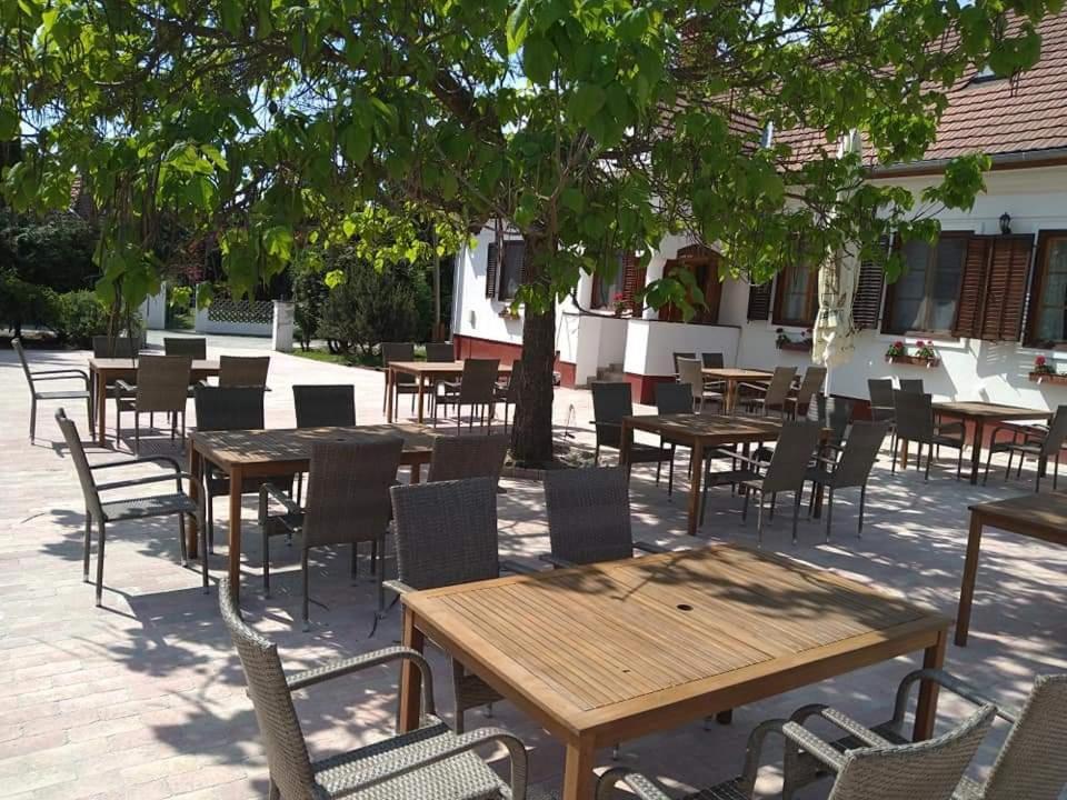 Noble'S Panzio Es Etterem Bed and Breakfast Nemesnép Εξωτερικό φωτογραφία