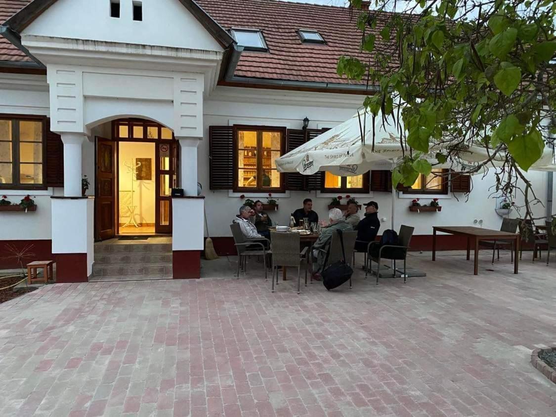 Noble'S Panzio Es Etterem Bed and Breakfast Nemesnép Εξωτερικό φωτογραφία