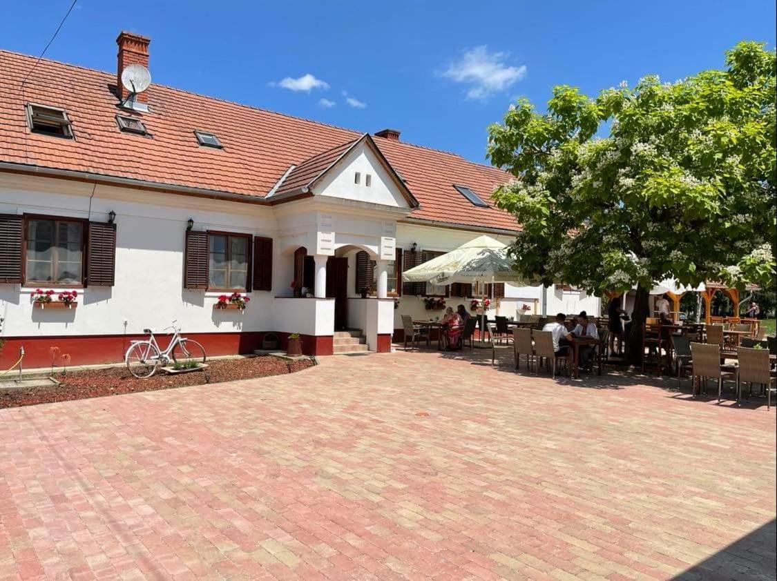 Noble'S Panzio Es Etterem Bed and Breakfast Nemesnép Εξωτερικό φωτογραφία