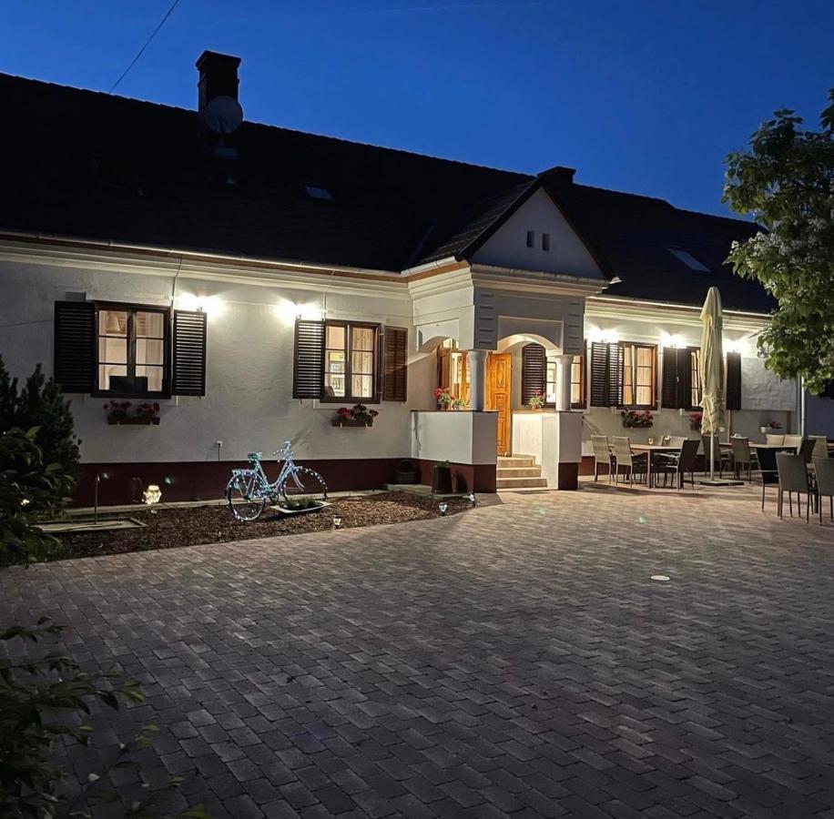 Noble'S Panzio Es Etterem Bed and Breakfast Nemesnép Εξωτερικό φωτογραφία